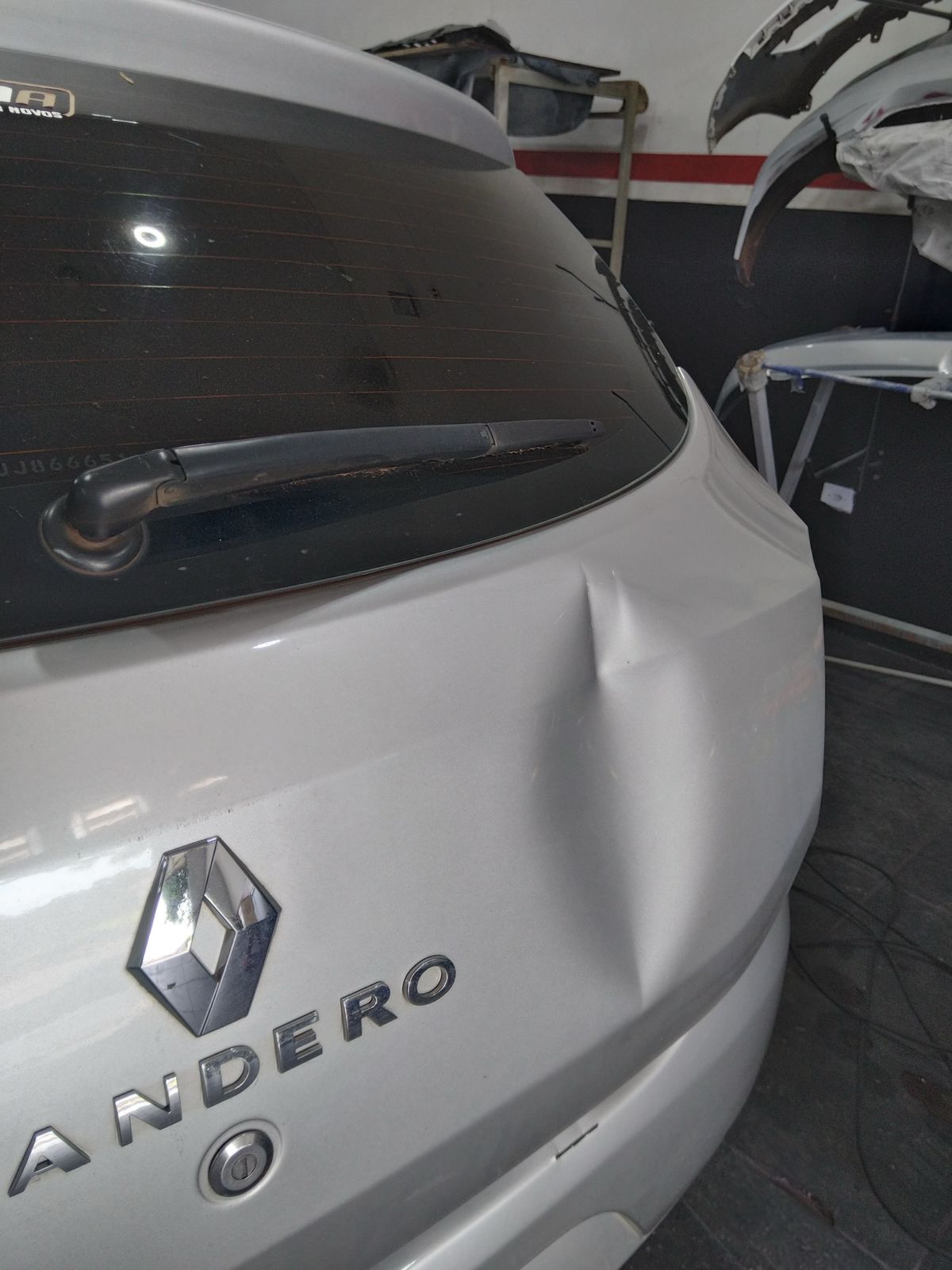 Antes: Sandero amassado na tampa